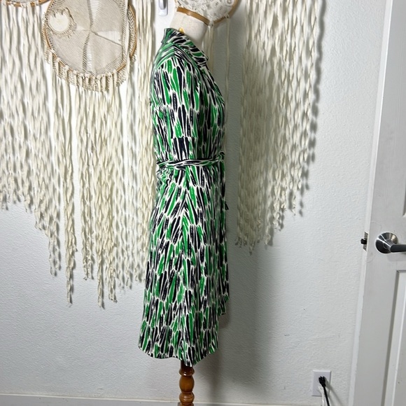 Diane Von Furstenberg | DVF Green and Navy Print Vintage Silk Wrap Dress Size 8 - Picture 7 of 13